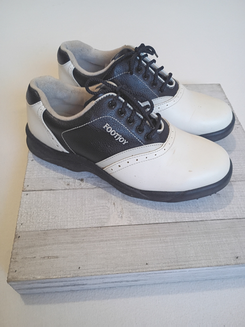 FootJoy GreenJoy golf shoes in a classic black and white saddle design Size 6.5